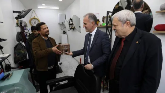 İnegöl Belediyesi tüm berberlere atık jilet kutusu dağıtıyor