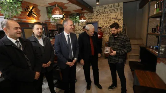 İnegöl Belediyesi tüm berberlere atık jilet kutusu dağıtıyor