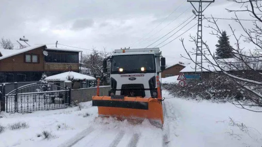 İnegöl'de karla kaplanan yollara anında müdahale