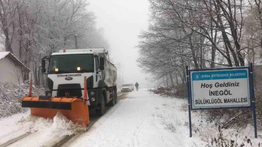 İnegöl'de karla kaplanan yollara anında müdahale