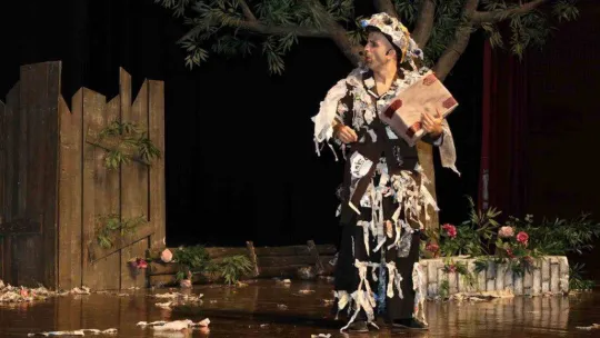 İnegöl'ün 'Temizlik' konulu oyunu Uşak'ta sergilendi