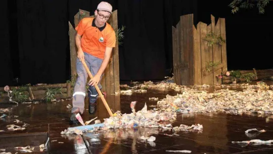 İnegöl'ün 'Temizlik' konulu oyunu Uşak'ta sergilendi