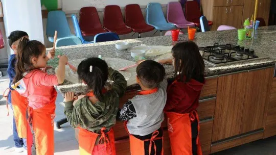 İnfaz kurumunda annelerinin yanında büyüyen çocuklar SGM'de ağırlandı