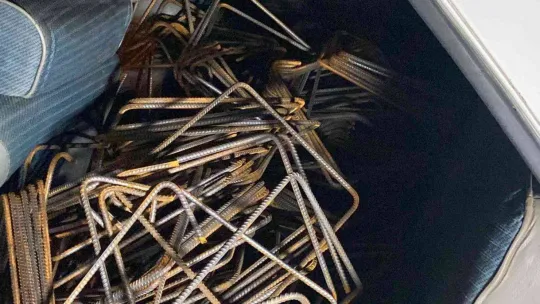 İnşaattan demir çalan hırsızlar aracı bırakıp kaçtı