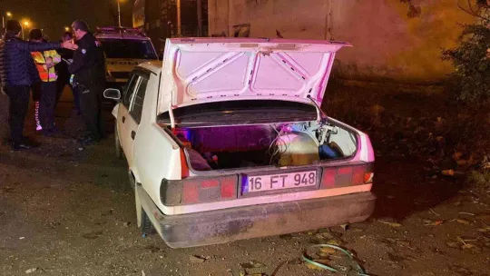 İnşaattan demir çalan hırsızlar aracı bırakıp kaçtı