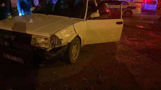 İnşaattan demir çalan hırsızlar aracı bırakıp kaçtı