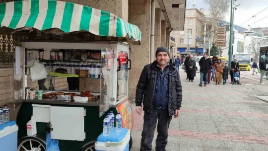 İnsanlara yardımcı olmak için seyyar satıcılık yapıyor