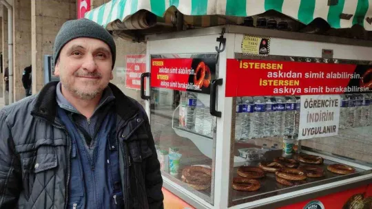 İnsanlara yardımcı olmak için seyyar satıcılık yapıyor