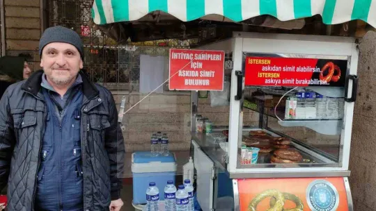 İnsanlara yardımcı olmak için seyyar satıcılık yapıyor