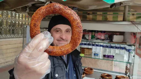 İnsanlara yardımcı olmak için seyyar satıcılık yapıyor