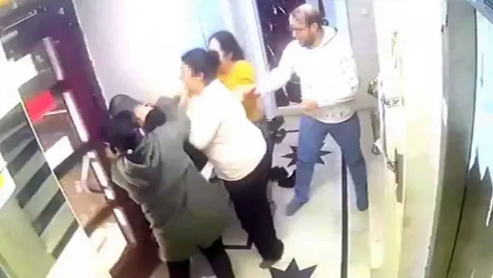 İnternetten tanıştığı engelli gencin evine gitti, aileye yakalanınca yarı çıplak halde kaçtı