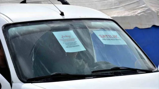 İranlı aile depremzedeler için arabasını satışa çıkardı