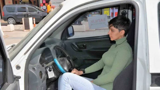 İranlı aile depremzedeler için arabasını satışa çıkardı