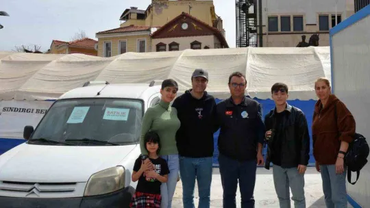 İranlı aile depremzedeler için arabasını satışa çıkardı