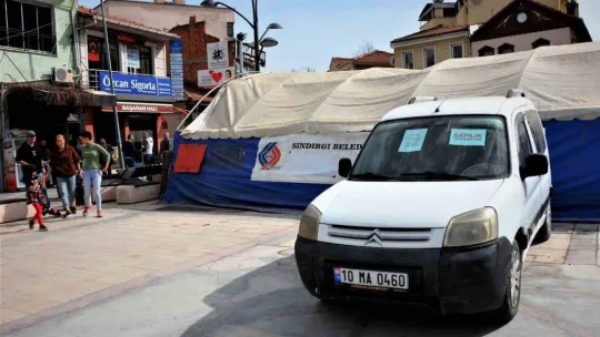 İranlı aile depremzedeler için arabasını satışa çıkardı