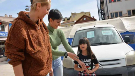 İranlı aile depremzedeler için arabasını satışa çıkardı