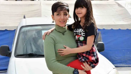 İranlı aile depremzedeler için arabasını satışa çıkardı