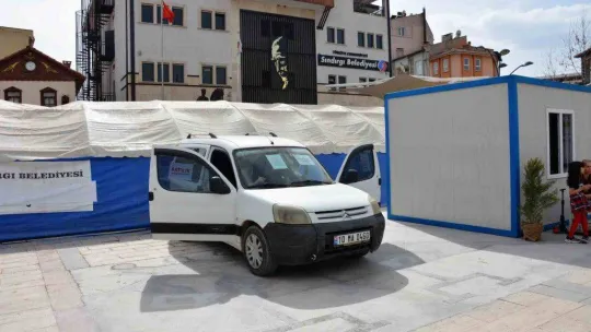 İranlı aile depremzedeler için arabasını satışa çıkardı