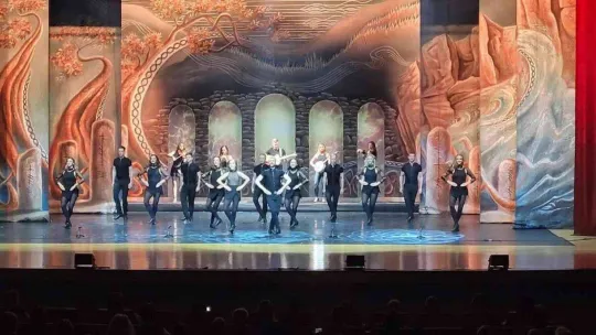 İrlanda dans grubu Rhythm of the Dance Ankara'da sahne aldı