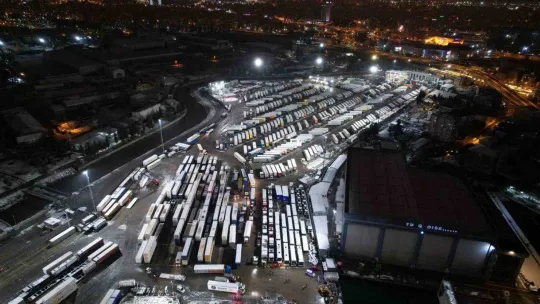 İş makinalarının ve yardım tırlarının bulunduğu gemi İstanbul'dan yola çıktı