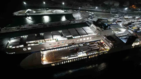 İş makinalarının ve yardım tırlarının bulunduğu gemi İstanbul'dan yola çıktı