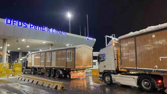 İş makinalarının ve yardım tırlarının bulunduğu gemi İstanbul'dan yola çıktı