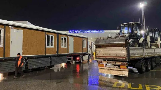 İş makinalarının ve yardım tırlarının bulunduğu gemi İstanbul'dan yola çıktı