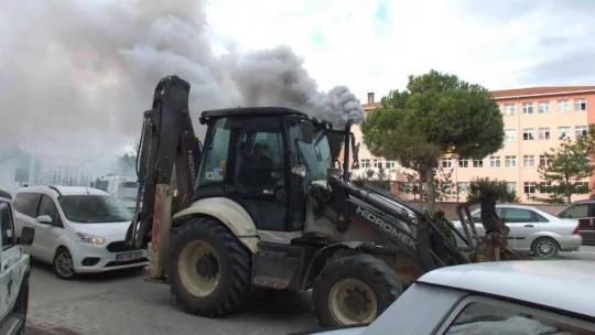 İş makinesinden yükselen dumanlar korkuttu