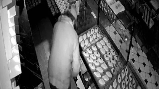 İş yerine giren hırsızın kasadaki parayı çaldığı anlar kamerada