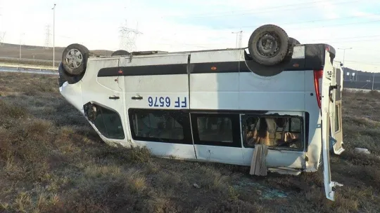 İşçi servisi takla attı: 9 yaralı