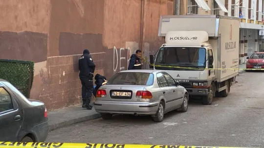 İşe gitmek için evinden çıkan icra memuruna silahlı saldırı