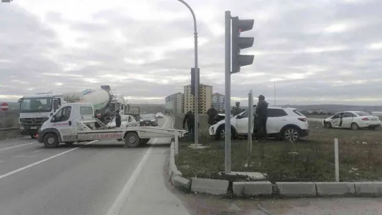 Işık ihlali beraberinde kaza getirdi: 3 yaralı