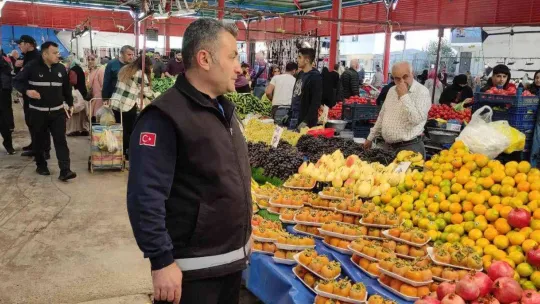 Işıkla tüketiciyi aldatıyorlardı...Pazarcılara şok baskın