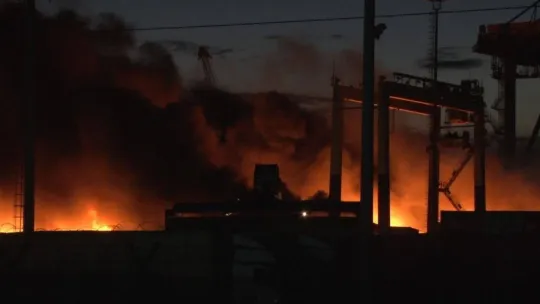 İskenderun Limanı'ndaki yangına helikopter ile müdahale ediliyor