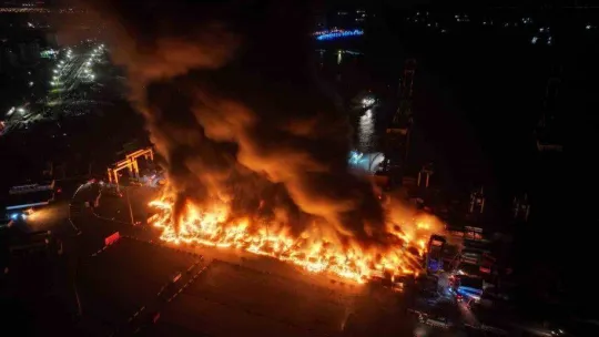 İskenderun Limanı'ndaki yangın havadan görüntülendi