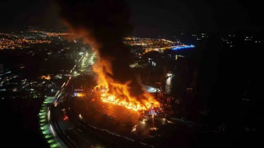 İskenderun Limanı'ndaki yangın havadan görüntülendi