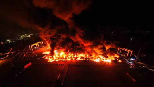 İskenderun Limanı'ndaki yangın havadan görüntülendi