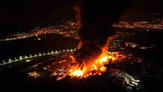 İskenderun Limanı'ndaki yangın havadan görüntülendi