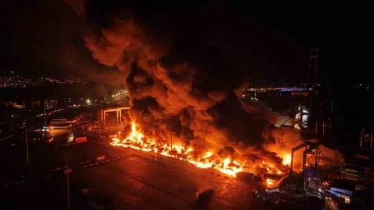 İskenderun Limanı'ndaki yangın havadan görüntülendi