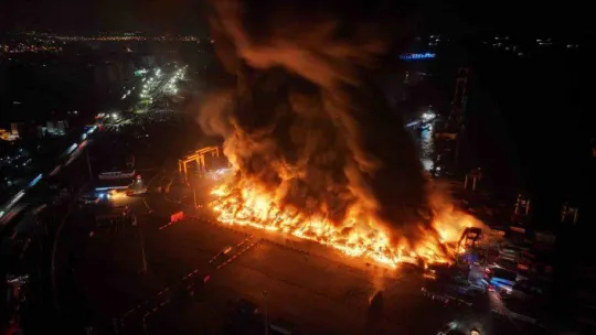 İskenderun Limanı'ndaki yangın havadan görüntülendi