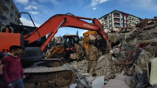 İslahiye'de enkazdan 4 yaşındaki çocuk sağ olarak çıkarıldı