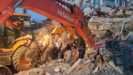 İslahiye'de enkazdan 4 yaşındaki çocuk sağ olarak çıkarıldı