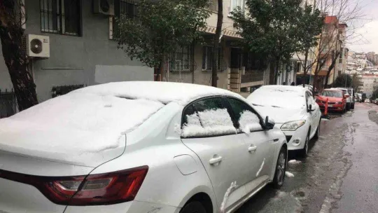 İstanbul'a beklenen kar yağışı geldi sevinci yarım kaldı 'Deprem nedeniyle üzüntümüz daha ağır basıyor'