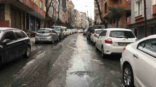 İstanbul'a beklenen kar yağışı geldi sevinci yarım kaldı 'Deprem nedeniyle üzüntümüz daha ağır basıyor'