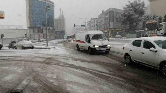 İstanbul Anadolu Yakası'nda kar yağışı etkili oluyor