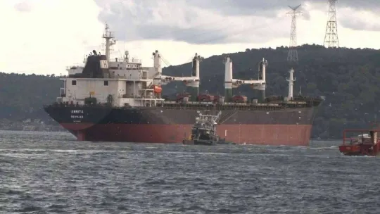 İstanbul Boğazı'nda arıza yapan yük gemisi Sarıyer açıklarına çekildi