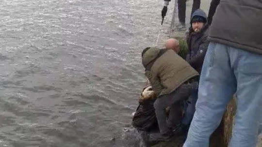 İstanbul Boğazı'nda görme engelli çift denize düştü: Vatandaşlar çığlıklara koşup kurtardı