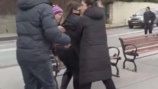 İstanbul Boğazı'nda görme engelli çift denize düştü: Vatandaşlar çığlıklara koşup kurtardı