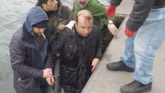 İstanbul Boğazı'nda görme engelli çift denize düştü: Vatandaşlar çığlıklara koşup kurtardı