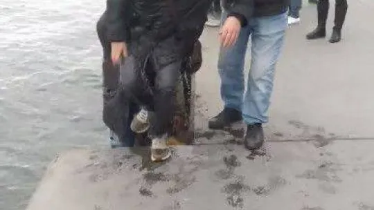 İstanbul Boğazı'nda görme engelli çift denize düştü: Vatandaşlar çığlıklara koşup kurtardı